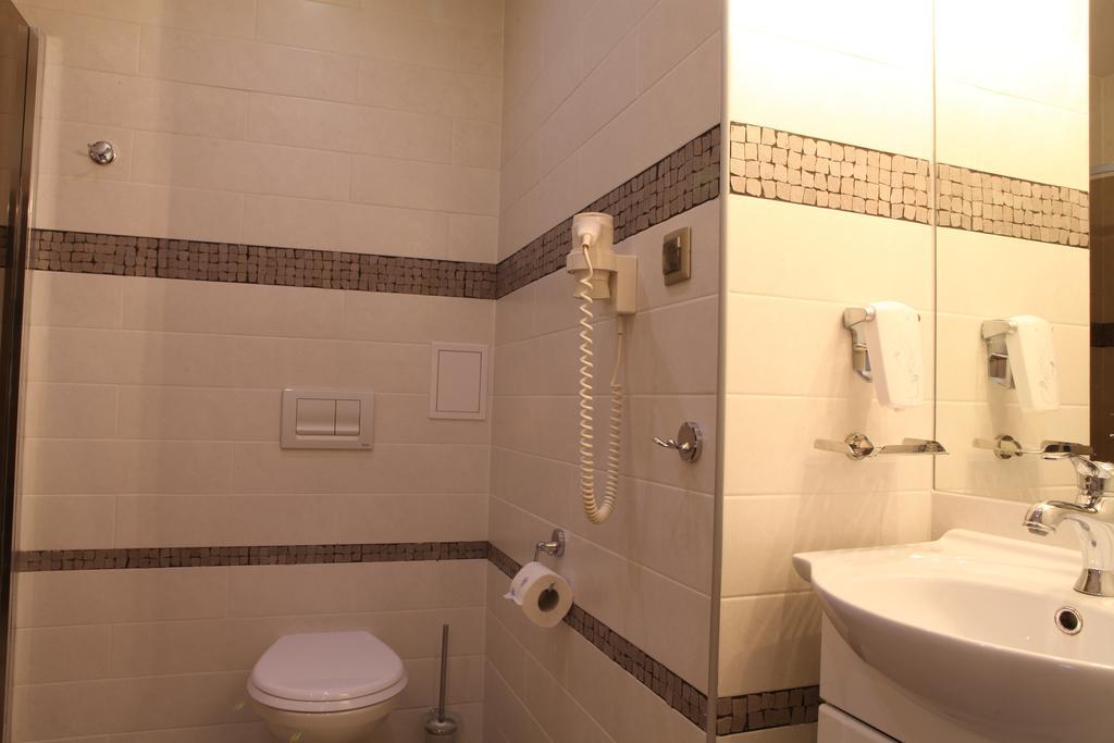 Hotel Srodmiejski Zielona Gora  Bagian luar foto
