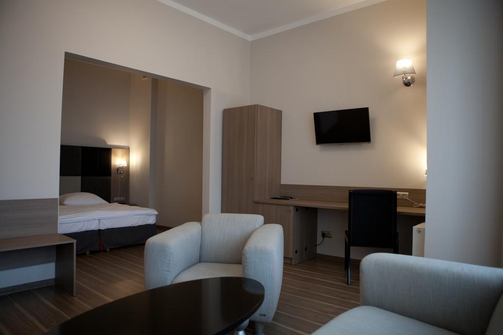 Hotel Srodmiejski Zielona Gora  Bagian luar foto