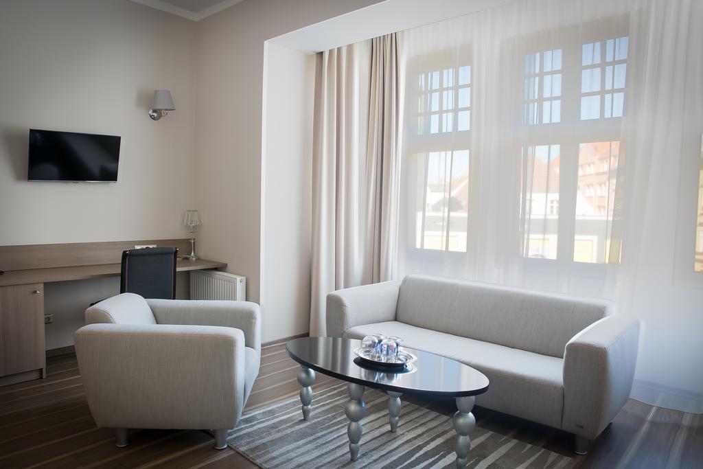 Hotel Srodmiejski Zielona Gora  Bagian luar foto