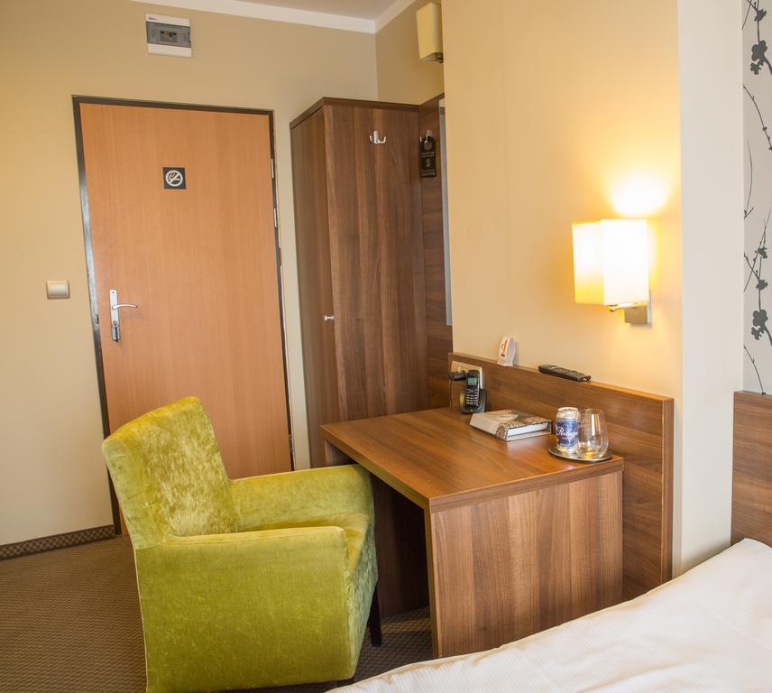 Hotel Srodmiejski Zielona Gora  Bagian luar foto