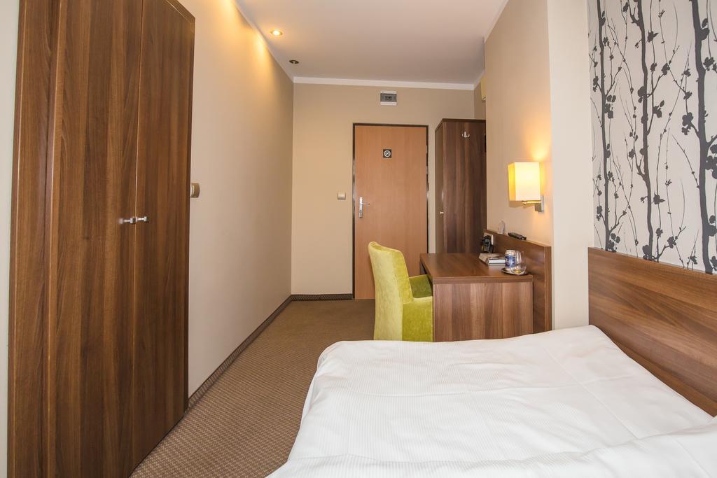 Hotel Srodmiejski Zielona Gora  Bagian luar foto
