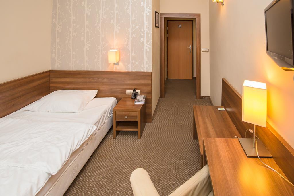 Hotel Srodmiejski Zielona Gora  Bagian luar foto